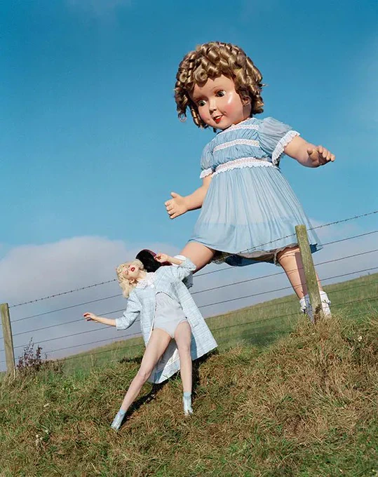 [TR] Tim Walker, fantastik ve sürreal görsel anlatımıyla tanınan İngiliz bir moda fotoğrafçısıdır. Fotoğraflarında moda, sanat ve tiyatroyu bir araya getirerek çoğu zaman el yapımı büyük dekorlar ve rüya atmosferleriyle kurgulanmış sahneler yaratır. Hikâye Anlatıcısı (Story Teller) serisi (2011–2012) ise devasa objeler ve hayal gücüyle kurulmuş sahneler aracılığıyla Walker’ın gerçekliği görsel bir masala dönüştürme yeteneğini ortaya koyar.

[ENG] Tim Walker is a British fashion photographer celebrated for his fantastical and surreal visual storytelling. His photographs blend fashion, art, and theatre through elaborate hand-built sets and dreamlike narratives. His Story Teller series (2011–2012) presents a whimsical universe of oversized props and imaginative scenes, reflecting Walker’s distinctive ability to transform reality into visual fantasy.
