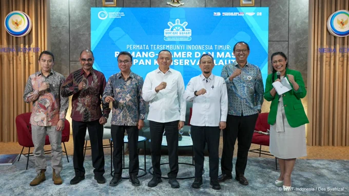 Tujuh orang narasumber dan pembawa acara berpose bersama dalam acara "Bincang Bahari" oleh Kementerian Kelautan dan Perikanan. Latar belakang layar bertuliskan "Permata Tersembunyi Indonesia Timur: Konservasi Laut".