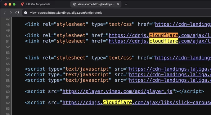 Captura de pantalla del código fuente de la web de LaLiga Antipiratería, mostrando varias etiquetas <link> y <script> que cargan hojas de estilo y JavaScript desde un CDN propio y desde Cloudflare, con la palabra "cloudflare" resaltada en amarillo y naranja como si fuera el villano secreto de la historia.