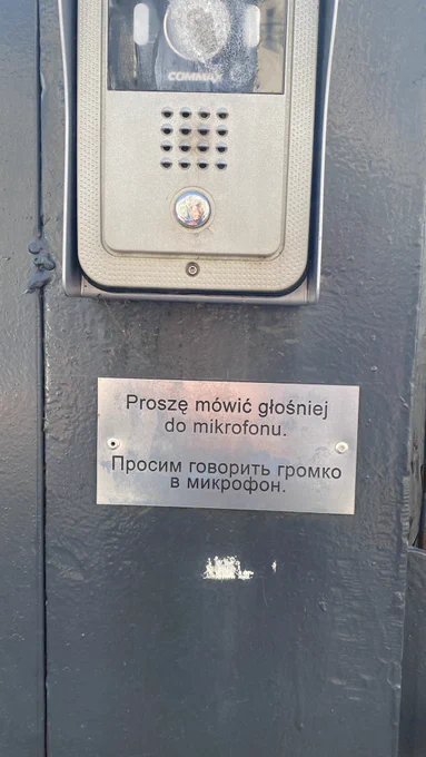 Klingelschild mit oben genannter Aufschrift in Polnisch und Russisch