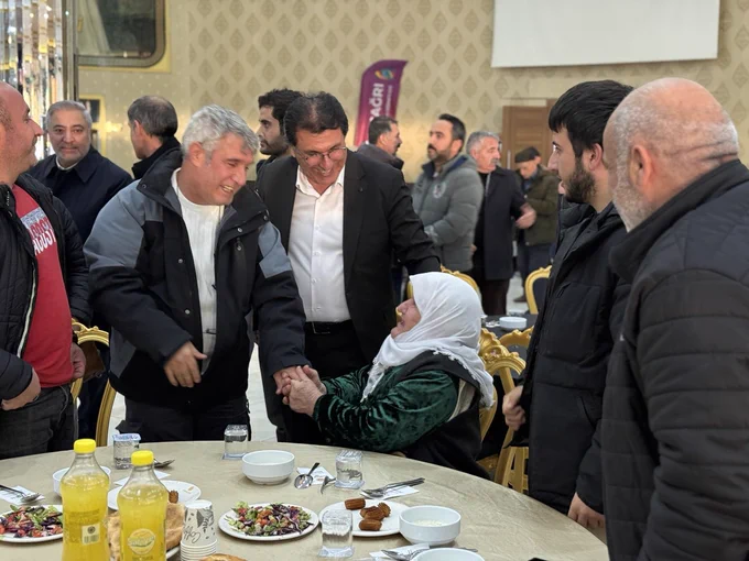 Di Wêneyê de hevdîtina malbatan tê diyar. Hvl. Veysî Aktaş û Mahmût Dîndar li ba dayiyeke aştiyê sekinîne...