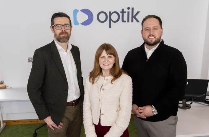 Pictured are (L-R) Steven Scullion, Director of Corporate Finance at Invest NI, Economy Minister Dr Caoimhe Archibald and Ciaran Ryan, CEO at Optik AI at Optik’s offices at The Amp in Derry.  