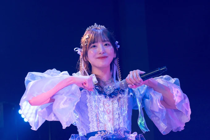 改めまして平山莉央生誕祭に
来てくださった皆様
ありがとうございました🫶💛
何回しても生誕祭って緊張するし
バタバタして忙しくなるけど
とてつもなく幸せな時間で
特別なものやなぁとまた感じれたよ🫧

今回はコンセプトがマーメイドでした🧜‍♀️
やから衣装もソロで歌った
真夜中マーメイドのテーマで
お願いしたよん𑊢 ⸜❤︎⸝‍
ネイビーが入ってたのがただの
マーメイドじゃなく真夜中ってのを
意識していれてもらった部分✊🏻
あと去年とも普段の黄色とも
ガラッと変えたかったから寒色にしま🫶
でもほんまはイエベやから寒色似合わん🤣
Tシャツも合わせてマーメイドりおちゃんで
可愛いやろー？🧜‍♀️

カバー曲の真夜中マーメイドと
ナギイチもどうやったー？🫶
みんながナギイチー☝🏻‪‪って言ってたの
聞こえてきて嬉しかったし
人魚2匹爆誕のところ🤣🤣
絶対皆にやってもらいたい！
でもやってくれるかなー🥹💭って
どきどきしながらレッスンいったら
みんなめちゃくちゃノリノリでやってくれて
最高やった( ᴖ ̫ᴖ )🤞
  
真夜中マーメイドは次の生誕で
歌いたいって結構前から決めてたの.ᐟ‪.ᐟ
とーってもすききょく🤍🫧
メンバーがリハの時にきいて
りおちゃんの雰囲気に合ってるとか
声が似てる！とか言ってくれて
選んで良かったと思った🫶
どうやったかなー？？🧜‍♀️

セトリは落ちサビ曲にココロに、雨
やらしてもらってれいちゃんと
一緒に歌えて、最後卒業する前に
1つの夢がかなった気分やった💙💙💙
やってよかった💙
セトリもぶち上げ系ではなかったし
かっこいい感じの曲いれてないから
若干ゆったり？ふんわり？
えもーしょなるな感じやったかも🫧
ぶち上げ曲は対バンで
しぬほどやってるのでかっこいいりおは
普段のライブにみにきてね🤣🫰
ちなみにりおは可愛い曲じゃなくて
かっこいい曲とエモい曲がすきです.ᐟ‪.ᐟ笑
心の雨は虹に一緒に変えてこーね🌈

MCも今回は特になんかこの8人の
ドリモンのいいところが
伝わればいいなーと思っててんけど
いいとこきけたよね？( ᴖ ̫ᴖ )💛💛

来れなかった人もいると思うので
スピーチの内容1部次に載せるね🩶