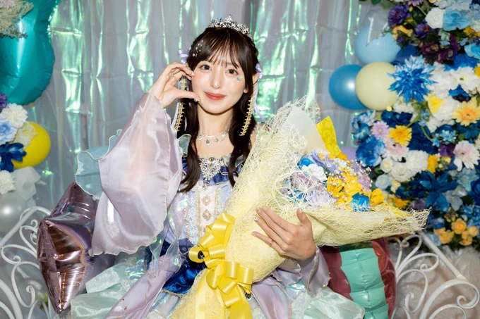 でも今ここにいるのはほんとにいろんな
感情があって説明しきれないのですが
やっぱりファンの方や今のメンバーと
この幸せをドリモンの未来に
繋げていきたいなと思ったからです。
あとはなによりステージに立つことが
生きがいなので応援してくれてる人が
いてくれてるのに無理に急いで
卒業することもないなと思いました！ 

まだ私がドリモンで出来ていないこと
ホールワンマンやTIFなにか曲がバズったり？
そんな夢を叶えていきたいです！
なによりZeppダイバー以降に
新しく出会った人たちもいると思います☺️
そんな皆にもドリモンの
ナンバリングワンマンを
みてほしいなと思ってるので
自分のできる限り頑張りますっ！！ 

これからも夢を叶えていきたいと思えたのは、今こうして応援してくれる皆がいるからです！
私やドリモンと出会ってくれてありがとう✨
人と人が出会うってすごいことで
特に私は大阪から東京にきたので
24歳の私が大阪を出て挑戦する選択を
してなかったらここにいるみんなとは
出会えてないわけで、もちろん
別の人生があったのだろうけど
私はここにいてみんなと過ごす今が
幸せなのでこの道を進んでよかったです。
人生って誰に出会うかで
きっと大きく変わるものだと思います
私に出会ってくれて
私の人生を輝かせてくれてありがとう
私もみんなの人生にいい影響を与えれて
寄り添えるような人になりたいです。

改めて今日は集まってくれて
幸せな気持ちでいっぱいに
させてくれてありがとう。
見つけてくれて
好きになってくれてありがとう。
ずっとそばで支えてくれてありがとう。
これからもみんなと積み重ねてきた時間を
お守りにしながら日々がんばるし
みんなに幸せを届けれるよう頑張ります！
どこまでもドリモンに着いてきてね！