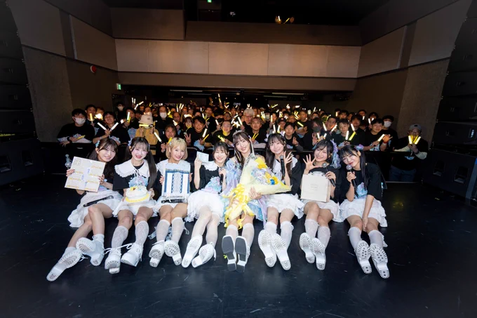 こんなに沢山の人が会いに来てくれて
幸せやった🥲✨
過去一のりお生誕動員やったの🥲嬉
前物販だけでも駆けつけてくれた人も
ありがとうᐡo̴̶̷̤ ·̫ o̴̶̷̤ᐡ

ドリモンより前から知ってくれてる人
ドリモンになってすぐ出会った人から
最近出会った人まで本当に
積み重ねてきた時間を感じることができる
生誕やったし、これからもまっすぐ
誠実にコツコツと活動し続けようと
改めて思うことができたよ🥲🥲
中々うまくいかん時とか
しんどいなぁって出来事があっても
踏ん張れたり、前向きに進めるのは
りおのことをまっすぐに応援してくれる
みんなの存在なんよね。
ほんまにこれだけはわかっててほしいけど
りお多分あなたが想像してる
50倍はあなたのこと考えてます.ᐟ‪.ᐟ🙄
これはよくライブに来てる人だけとか
長く応援してる人だけとか
そうゆう話ではないよ！！！！！絶対！
一人一人の存在をほんまに大事に想ってる。
こればかりは伝えても伝えても
わかってもらえるか難しいんやけどね( ᐪ ᐪ )‬笑
これからも伝え続けるね🤣🫰

今回色んな事情で来れへんかった人も
来年は絶対一緒に過ごそうね🥰✨
とりあえず近々会いに来てね🤣💛💛💛



りお推しさんいつもありがとう(´꒳｀*)💛💛
大好き以上に大好きでこまるわぁ
ずっと大事にする꜀(  ꜆-⩊-)꜆♡


最後になったけど
色々あって最初待たせてしまったり
Tシャツでお揃いできひんかったり
他にもりおの知らんところで
手間かけたことがあったらごめんね( ᐪ ᐪ )‬
今回起きたことをちゃんと
次のメンバーの生誕には改善できるように
ちゃんと伝えておくからね( ᐪ ᐪ )‬


さて！明日夜ライブあります！！
動員頑張りたい日🥲
りお推しさん生誕後やから少ないかな？🥲
来れる人は駆けつけてねっ！！
生誕の余韻話したいので是非‪(っ ॑꒳ ॑c)