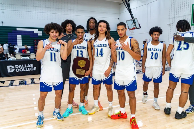 Dallas College North Lake men’s basketball players pose with the district trophy.
