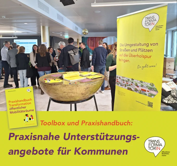 Abb: Fachveranstaltung: Im Hintergrund des modernen Raumes eine große Personen gruppe in lockere Einzelgespräche. Im Vordergrund ein Stehtisch in Form eine Schale auf einem Stahlgestell. Darauf zahlreiche Folder und ein Buch in auffälligem Gelb. In gleicher Farbe steht ein Roll-Up daneben mit der Aufschrift: Die Umgestaltung von Straßen und Plätzen auf die Überholspur bringen.  „Da geht was“. Logo: Transformator:in, Logozusatz: öffentlicher Mobilitätsräume


Überschrift: Praxisnahe Unterstützungsangebote für Kommunen
Subline: Toolbox und Praxishandbuch 
Logo: Transformator:in, Logozusatz: öffentlicher Mobilitätsräume

