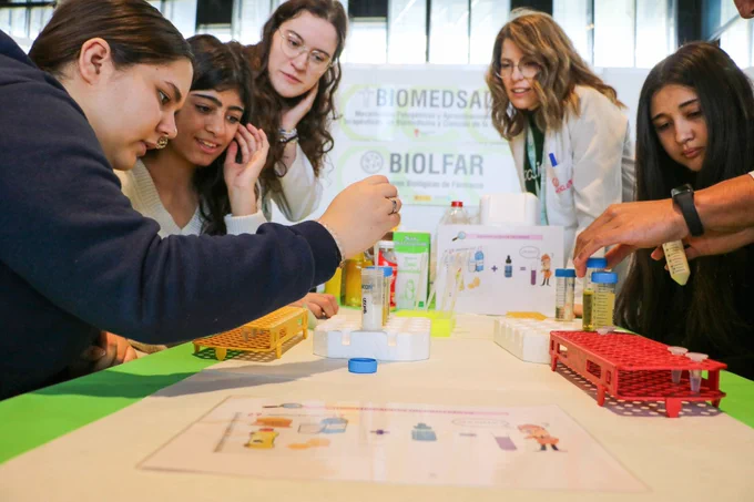 Asistentes participando en una de las propuestas divulgativas de Expociencia 2026