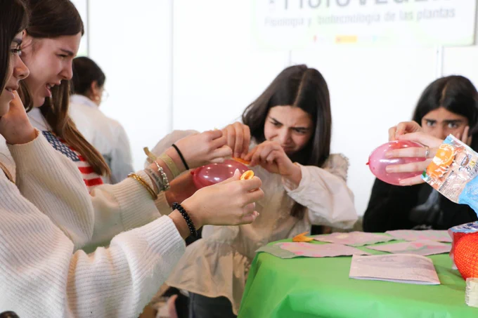 Asistentes participando en un taller de Expociencia