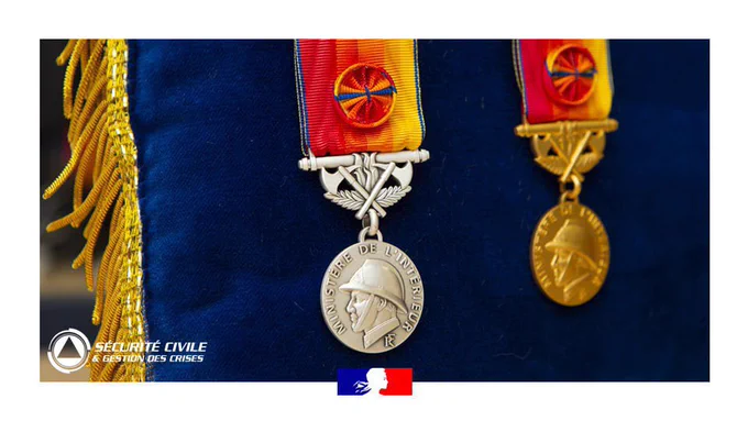 Par un arrêté du 12 février 2026, le ministre de l'Intérieur et des Outre-mer a attribué la médaille d'#honneur avec rosette pour services exceptionnels à 897 sapeurs-#pompiers volontaires et professionnels, au titre de la promotion du 4 décembre 2025.


➡️ https://lnkd.in/ebnG22cF