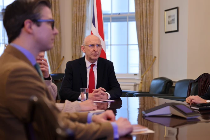 John Healey speaks with members of the E5 about the situation in the Middle East. 