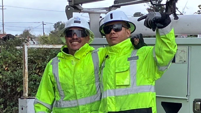  Two Sonic Fiber field service team members wearing shades, smiling, and standing in front of one of our trucks. The guy to the right is pointing to the guy on the left because he’s the man. 
