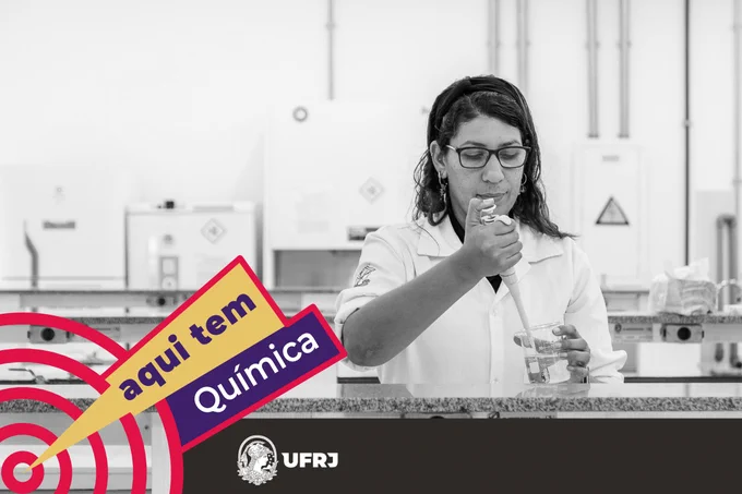 Fotografia em preto e branco registra, em primeiro plano, uma pessoa no interior de um laboratório. Ela manipula uma pipeta em um recipiente de vidro graduado que contém um líquido transparente. Sobre a imagem está a marca do projeto “Aqui Tem”, composta por círculos vermelhos que formam um alvo e o texto “aqui tem Química” apontando para o seu centro. Ao lado, no canto inferior direito, a marca da UFRJ.