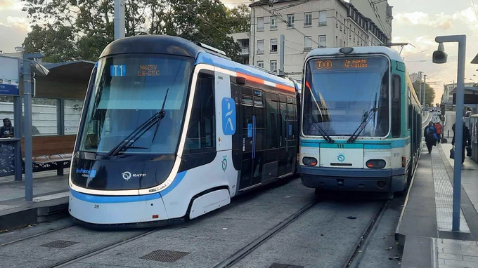 Une rame TW20 (à gauche) croise un TFS (à droite) quelque part sur le T1.