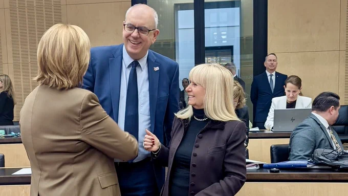 V.l.n.r. Senatorin Dr. Högl aus Bremen, Präsident des Bundesrats und Bremer Bürgermeister Andreas Bovenschulte und Innensenatorin Iris Spranger im Gespräch