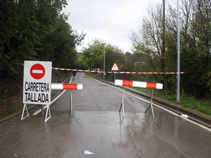 Imatge de recurs d'una carretera tallada per acumulació d'aigua