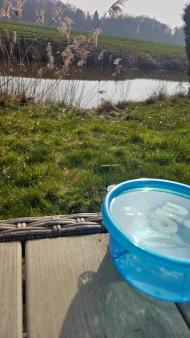 Blick von der Tupperdose zum Wasser