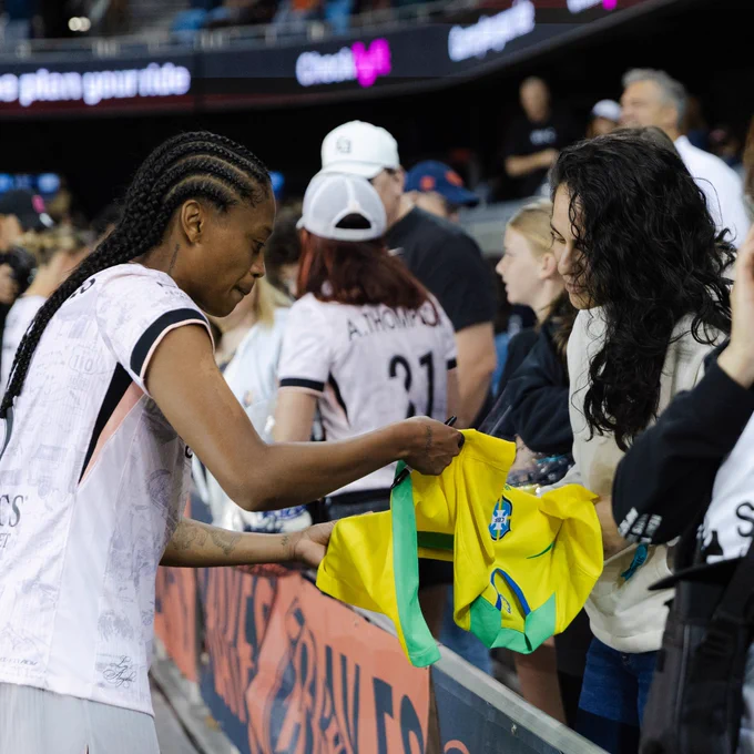 Ary Borges signs jersey