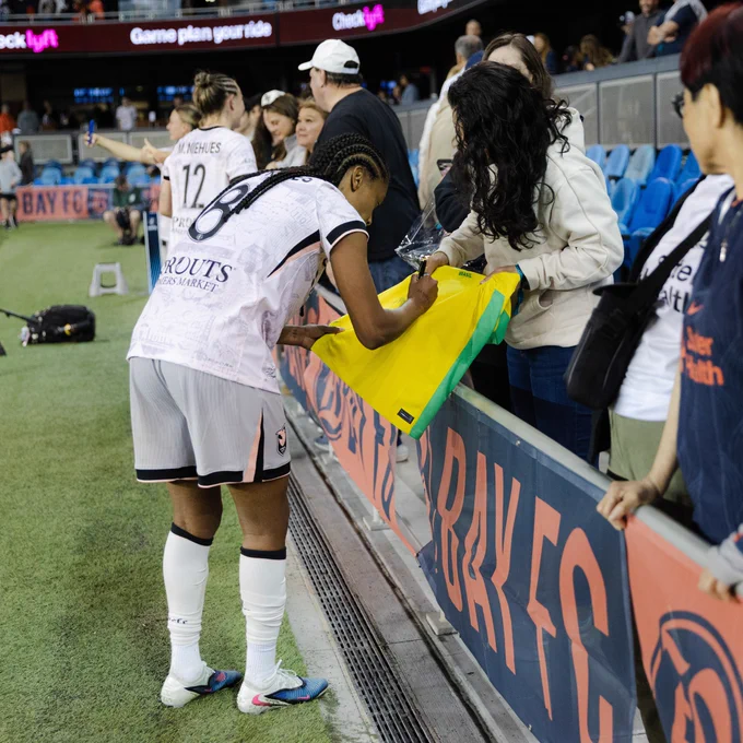 Ary Borges signs jersey