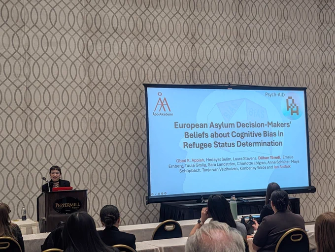Dilhan Töredi presenting