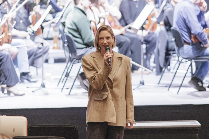 Kultūras ministre Agnese Lāce, fonā LNSO.