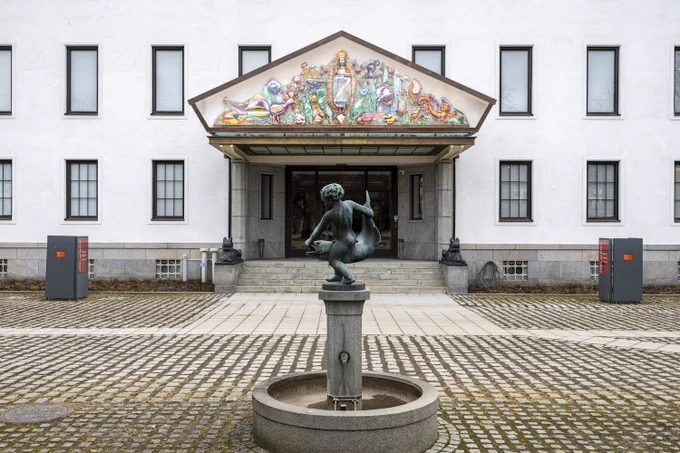 Anssi Kasitonni, Säisysti ja vähin töin, 2025, pahvi, kromi, kipsi, vaneri. Kuva: Serlachius, Sampo Linkoneva