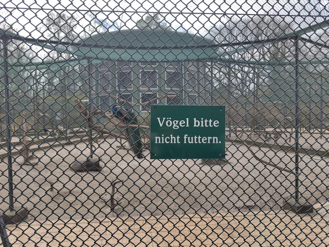 Voliere mit Hinweisschild, nicht die Vögel zu futtern.