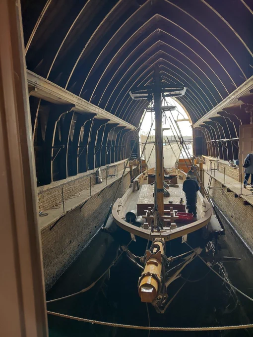 Blick in den Bootsschuppen auf die Royal Louise.