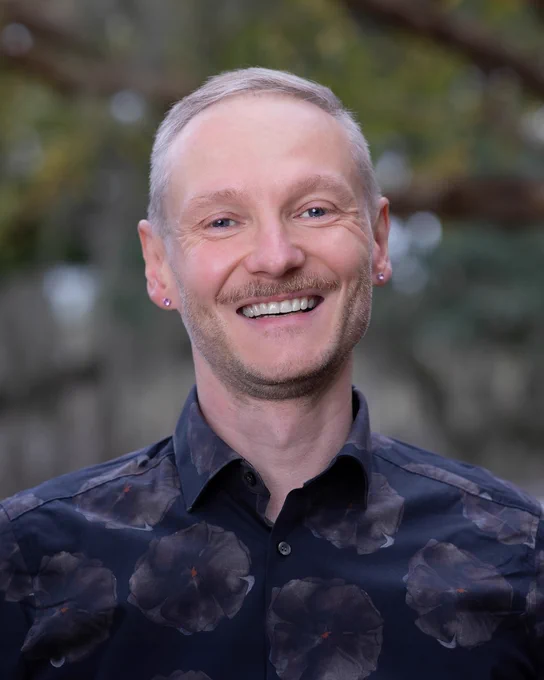 Headshot photo of Thomas Juzek.