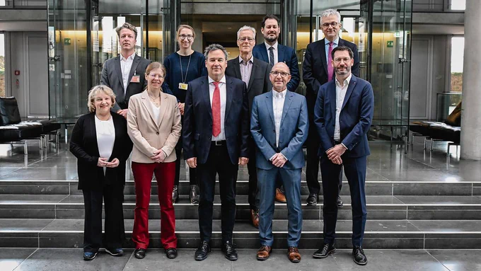 ALT-Text: Der Vorsitzende des Wirtschaftsausschusses des Bundestages, Christian Freiherr von Stetten (vorne in der Mitte), zusammen mit Mitgliedern der neuen China-Kommission nach deren Konstituierung. (© DBT/Stella von Saldern)