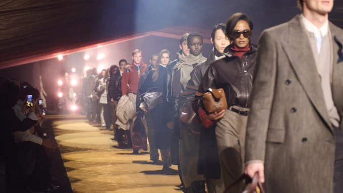 BOSS FALL/WINTER 2026 COLLECTION

The Pursuit of Excellence Through the Art of Dressing

For Fall/Winter 2026, BOSS pays tribute to its own heritage in craftsmanship, which has defined the language of tailoring: a dialogue of cut and precision that shapes character and commands presence in those who wear it.

Read more: https://www.fashiontrendsetter.com/v2/2026/03/10/boss-fall-winter-2026-collection/

via @FTrendsetter  

Photos courtesy of BOSS 

#BOSS #HUGOBOSS #FallWinter #fashionshow #womenswear #menswear 