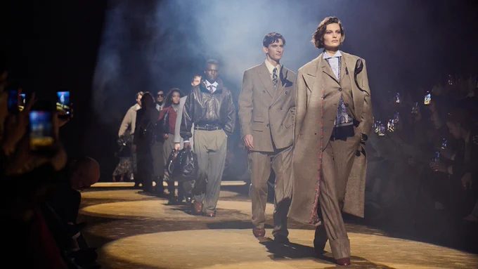 BOSS FALL/WINTER 2026 COLLECTION

The Pursuit of Excellence Through the Art of Dressing

For Fall/Winter 2026, BOSS pays tribute to its own heritage in craftsmanship, which has defined the language of tailoring: a dialogue of cut and precision that shapes character and commands presence in those who wear it.

Read more: https://www.fashiontrendsetter.com/v2/2026/03/10/boss-fall-winter-2026-collection/

via @FTrendsetter  

Photos courtesy of BOSS 

#BOSS #HUGOBOSS #FallWinter #fashionshow #womenswear #menswear 
