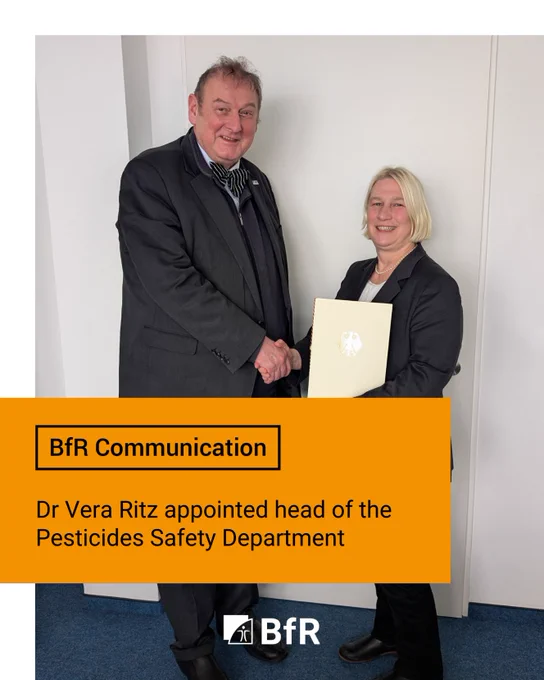 Dr Vera Ritz appointed head of the Pesticides Safety Department. The picture shows her together with BfR President Andreas Hensel.