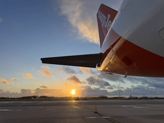 View to the southwest into the setting sun below the tail of „my“ A320NEO.