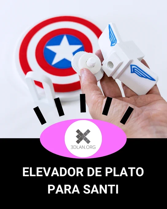 Una mano sostiene piezas impresas en 3D con escudo de Capitán América. Con el texto "Elevador de plato para Santi"