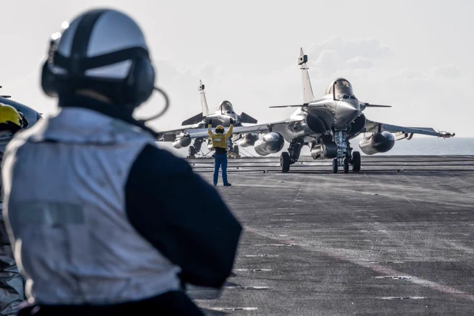 Rafale M taxi aboard FS Charles de Gaulle.

Credit: French CSG