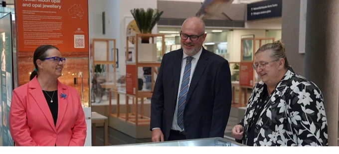 📷 The Hon Madeleine King MP, Senator the Hon Tim Ayres and our acting Minerals, Energy and Groundwater Division Chief, Marina Costelloe, during the visit.
