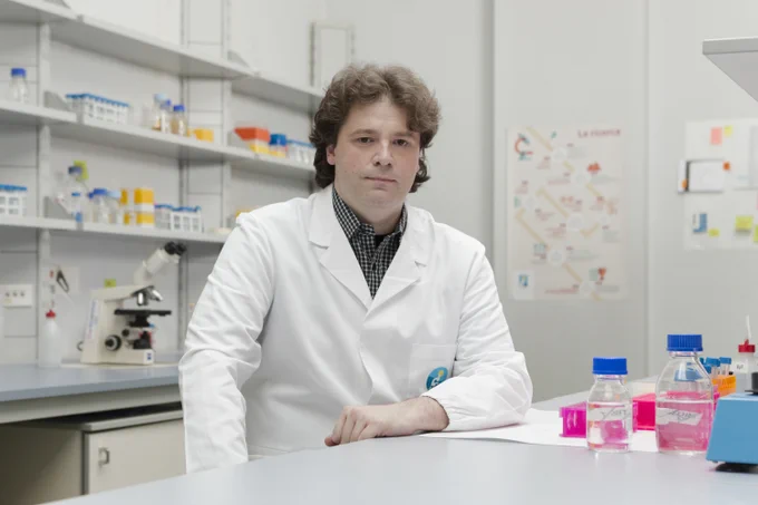 Federico Forneris in laboratorio