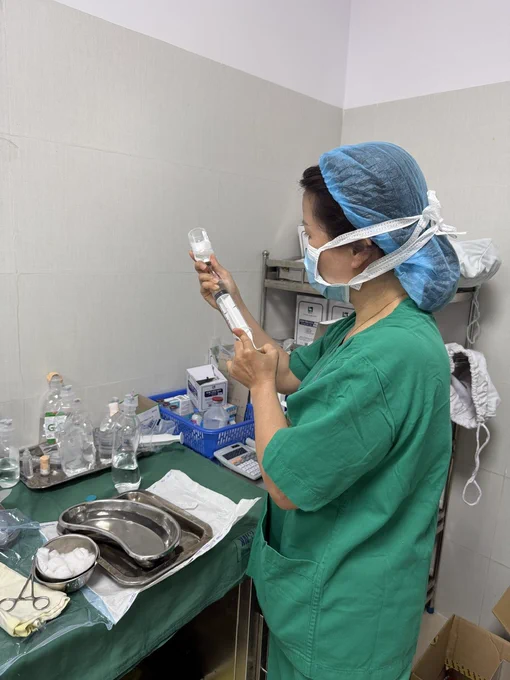 The doctor from Da Nang Obstetrics and Pediatrics Hospital is preparing the vials to give to the patients.