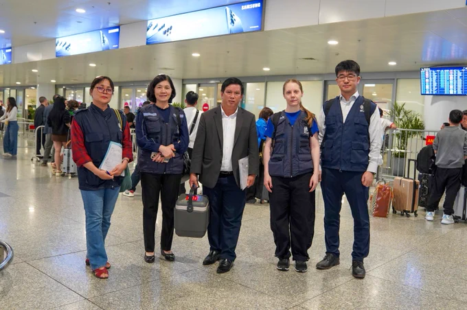 The botulism antitoxin was immediately transferred to a representative of the Da Nang Department of Health, Dr Pham Hong Ha, Deputy Head of Pharmaceutical Management Department, who had been awaiting their arrival at Noi Bai airport with WHO Viet Nam Team. The antitoxins were then transported as quickly as possible to the hospital in Da Nang. 