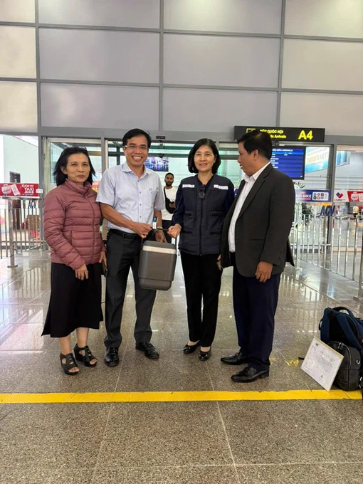 Dr Võ Hữu Hội (second from left), Deputy Director of Da Nang Obstetrics and Pediatrics Hospital, receives the antitoxins at Da Nang airport. 