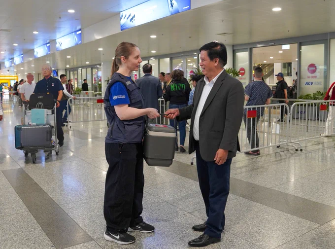 Ms Hajnalka Horvath from WHO’s Health Emergency, Preparedness and Response Division In Geneva , arrived at Noi Bai International Airport this afternoon, carrying the critical botulism antitoxin from WHO Headquarters in Switzerland.