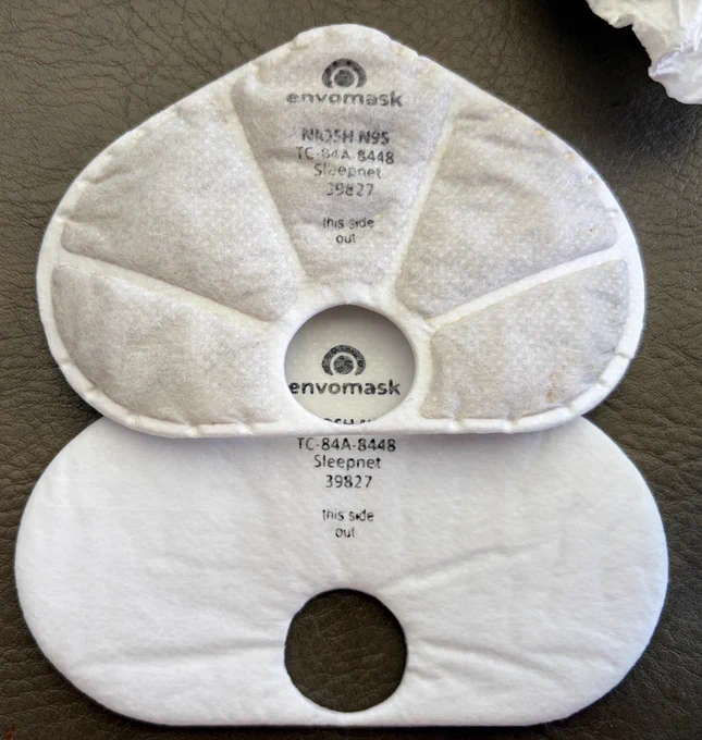 Foto zeigt Filtermaterial.
Oben Vorderseite: Filter verbraucht.
Unten Rückseite: Filter neu.