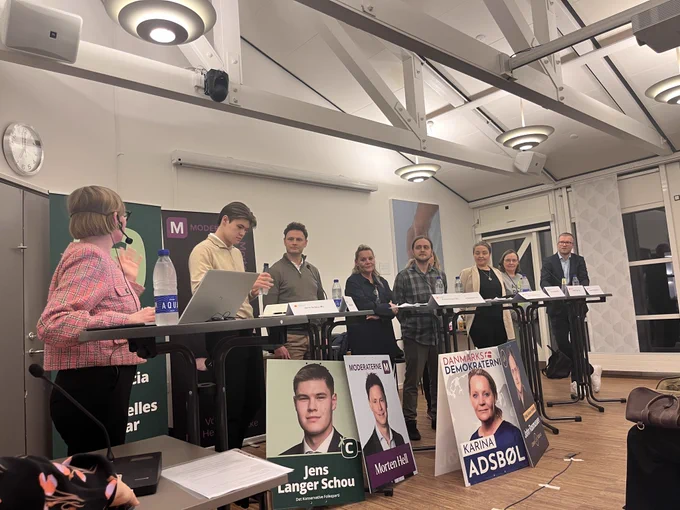 Diana står til venstre i billedet og byder velkommen til 8 folketingskandidater.