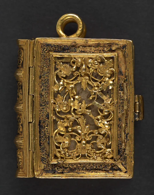 The front cover of a gold binding, with a loop at the top and a clasp on the right-hand side. 
