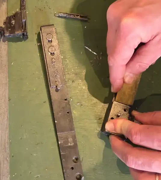 Cleaning a knife wiper