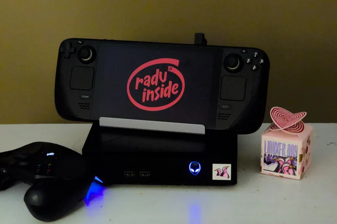 Steam Deck de 2022 et une AlienWare Alpha (Steam Machine originelle de 2015) en variante AMD, fonctionnant toutes deux avec RADV