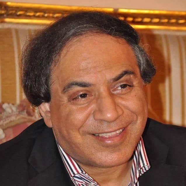 Ahmad Al-Shahawy nació en Damietta, norte de Egipto, en 1960. Realizó estudios de periodismo, en la ciudad de Suhag, en la Facultad de Letras de la Universidad de Asiut, licenciándose en 1983. Trabaja actualmente como director de redacción en Al-Ahram, la mayor fundación periodística en Egipto y el Mundo Árabe, a la que se incorporó en 1985. Es miembro de la Enciclopedia Internacional de Poesía Quién es Quién, desde 1992. El Festival Internacional de Poesía en Rotterdam le publicó dos antologías poéticas en inglés y holandés en junio del 2004. Perteneció a la Comisión de Poesía del Consejo Superior de Cultura de Egipto desde el año 2001 y hasta 2006.  En 1995 obtuvo el premio UNESCO de Letras y en 1998 el premio Kafavis de poesía.