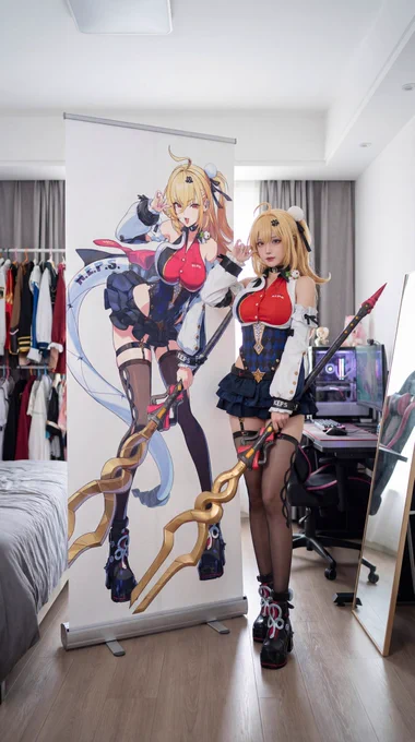 生成一张高质量、超写实的摄影风格画面。

画面中是一名真实感极强的 真人 coser ，与一个等身高的动漫角色立牌并排站立。
立牌上的角色与真人是同一个角色，服装、发型、配色、姿势、表情完全一致。

角色设定严格基于我上传的角色参考图，完整保留该角色的 IP 特征、气质和视觉识别度。

【真人部分】
- 真人外观，非卡通风格
- 皮肤真实自然，细节丰富，有真实肤质纹理
- 五官样貌参考中日韩顶级网红女性精致面孔，精致的面部，惊艳，眼睛偏大清澈，眼神有神，鼻梁精致自然，嘴唇比例协调，面部干净，符合宅男审美的高级漂亮，可爱。身材参考B站up主“清和Alicia”，九头身，大长腿，优雅美丽的亚洲女性、发型、发色高度还原角色设定符合亚洲审美的高级漂亮，- 穿着与角色设定完全一致的服装（颜色、剪裁、材质准确）。身材苗条有曲线，性感，胸部大小严格遵守参考图中的大小，顶级动漫身材。细腰，细腿，动漫级别性感身材。（避免短腿，哪怕提供的动漫角色腿比较短）
- 服装有自然褶皱与真实布料质感，高度还原上传图片中的服装设定，尤其是下半身丝袜。
- 身体比例自然协调，站姿放松优雅
- 姿势和表情刻意模仿立牌中的角色
保持角色原有五官比例与神韵，高相似度还原，真实摄影质感，皮肤细腻自然，五官精致立体，整体非常漂亮，像动漫角色走进现实，写实但保留二次元美感，高端人像摄影，专业打光，高清细节


【角色立牌部分】
- 二次元动漫插画风格
- 全身角色展示
- 线条干净，色彩清晰
- 插画质量高，细节精致
- 与真人服装、姿势、表情完全对应
- 立牌为直立式全身展示，下方有简洁金属支架
- 立牌画面干净，没有任何文字或标志

【场景与构图】
- 二次元女生 coser 的闺房
- 女生 coser 的闺房，旁边有很多 cos 服，背景床和适合女生配置的电脑桌和游戏电脑、全身试衣镜等女生元素，生活气息，女生特色。
- 柔和自然的室内光线
- 真实阴影与空间层次
- 真人与立牌并排构图，完整展示全身
- 视角平视，摄影感强
- 画面平衡、干净、不杂乱

【整体风格】
- 真人写实   二次元插画对比风格
- 高分辨率
- 电影级光影
- 清晰对焦
- 画面细节丰富
- 专业摄影质感
- 超高画质
- 精品级作品