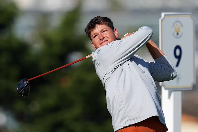Daniel Bennett swings a gold club wearing a grey shirt and orange pants. Photo courtesy of Texas Athletics. 